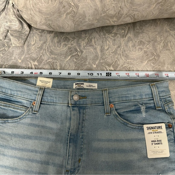 NWT Levi’s Jean Shorts - Picture 9 of 9
